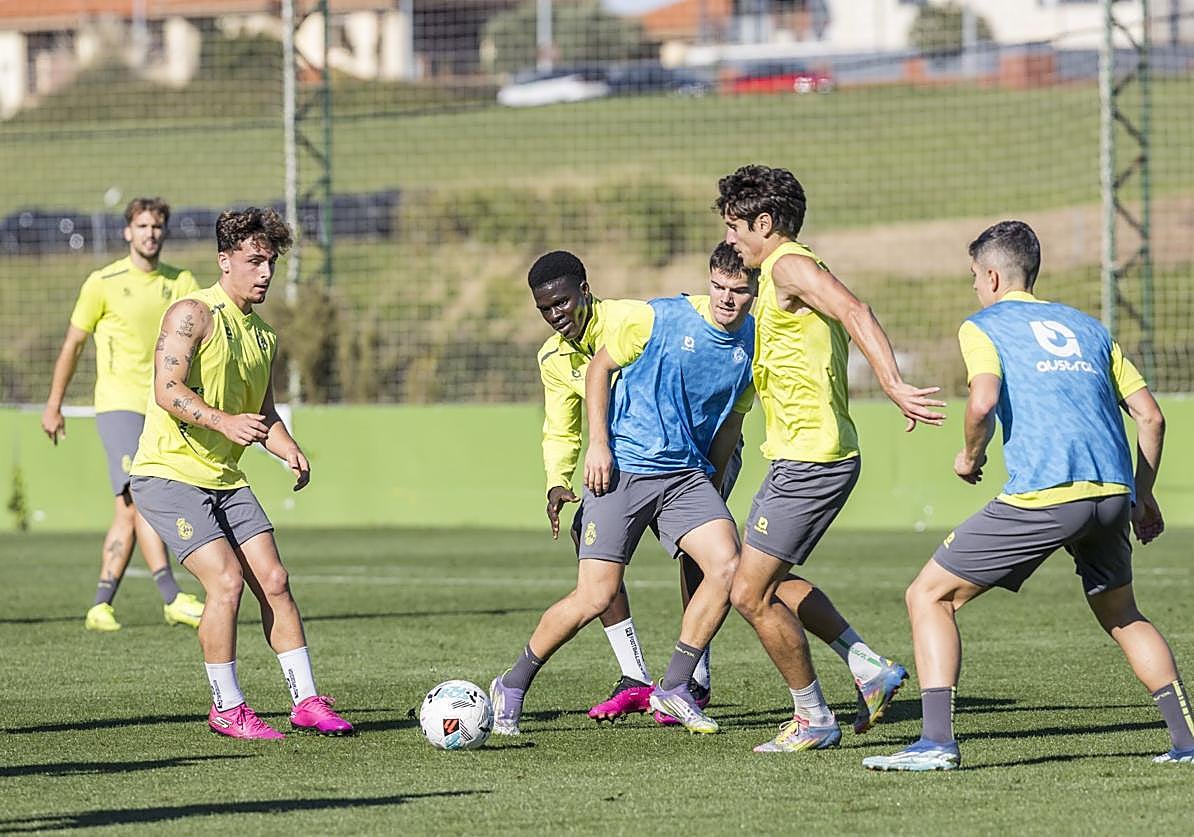Yeray y Sangalli combinan ante la presión de Peio Canales e Íñigo Sainz-Maza y la mirada de Maguette en la sesión de ayer.