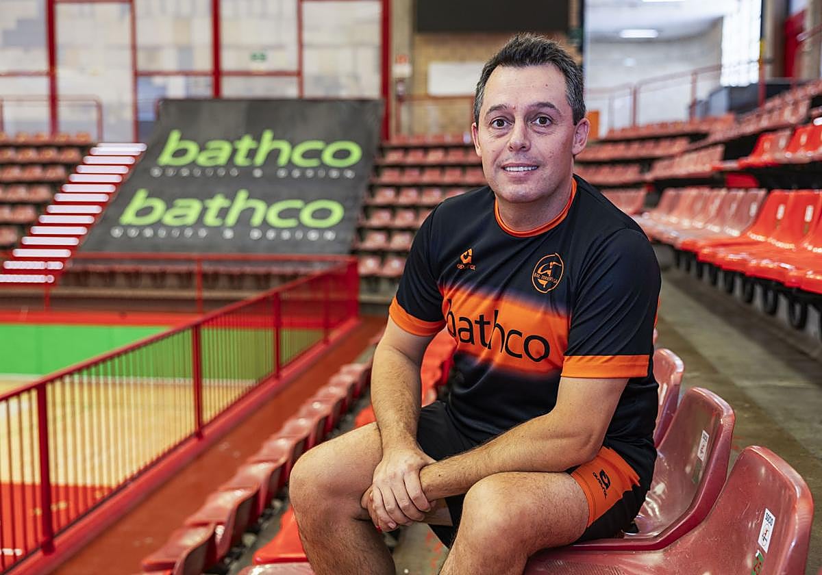 Jacobo Cuétara posa en las gradas del Vicente Trueba antes de un entrenamiento.