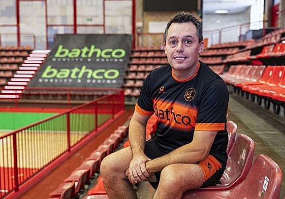 Jacobo Cuétara posa en las gradas del Vicente Trueba antes de un entrenamiento.