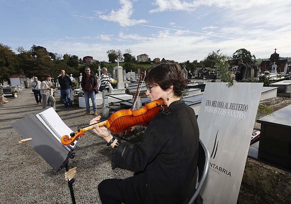 Interpretación a violín en el cementerio de Geloria, en Torrelavega, en una edición anterior de esta cita.