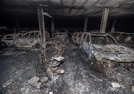 Vehiculos afectados por el incendio en el garaje parking subterráneo del edificio de El Alisal.