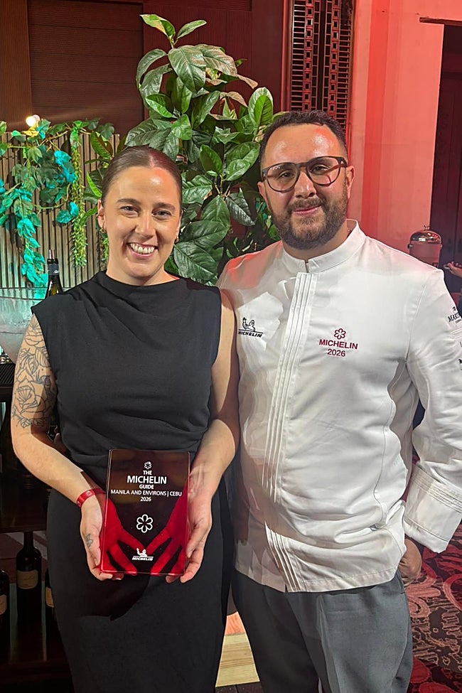 Los cántabros Irene Fernández y Rodrigo Osorio, con la placa distintiva en la Gala Michelin celebrada en Manila.