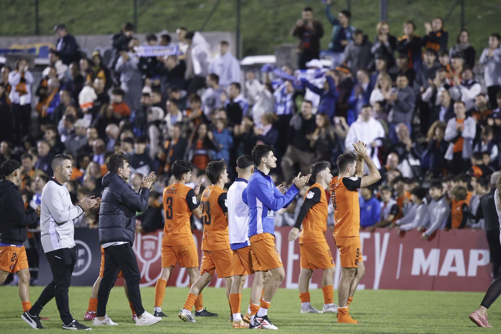 Los jugadores saludan al final del partido.