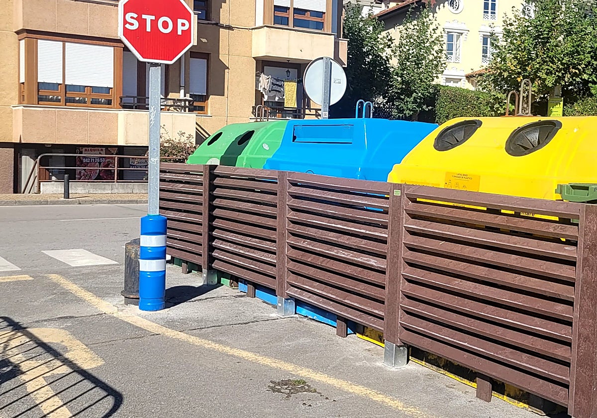 Uno de los puntos en los que se ha instalado los cubre contenedores en San Vicente.