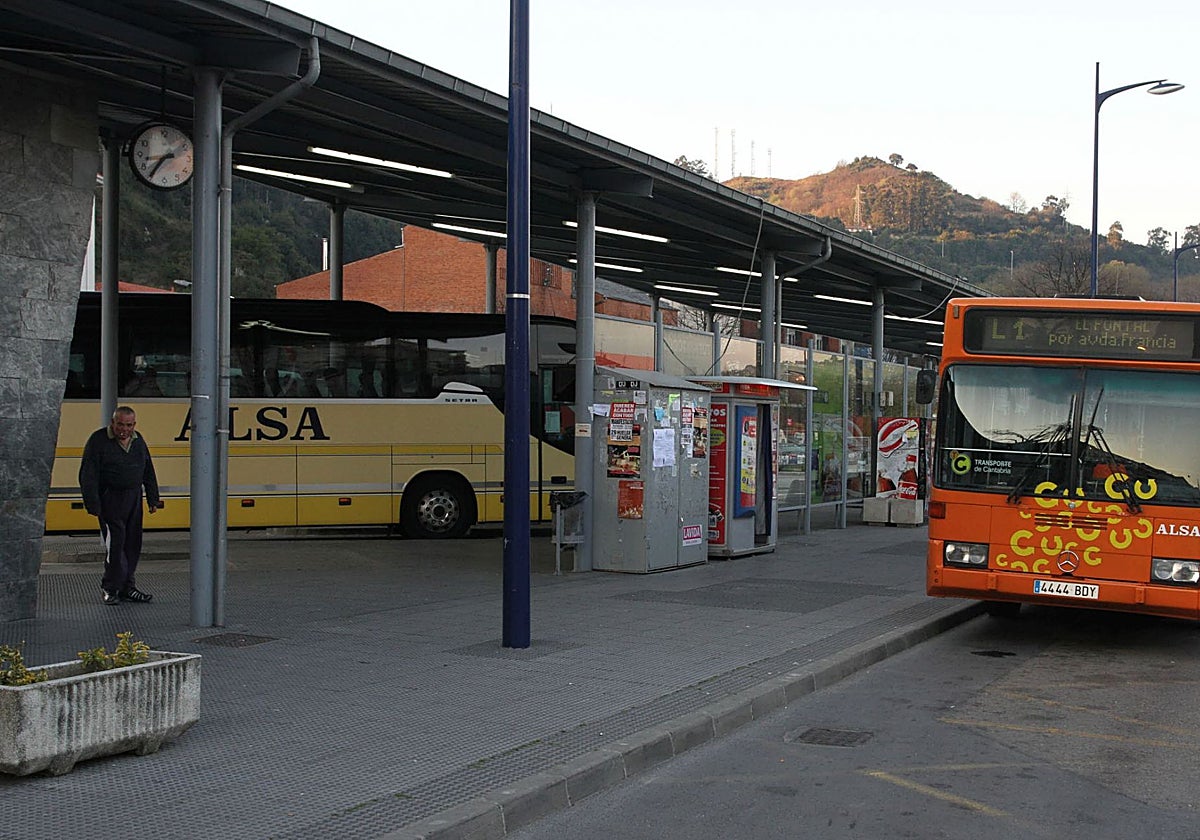 Autobús llegando a la estación de autobuses de Laredo.