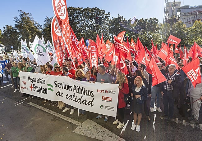 Manifestantes ante la Delegación de Gobierno.
