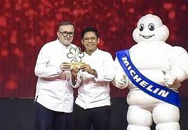 Chele González y Carlos Villaflor, mano derecha del cántabro en su restaurante Gallery by Chele, en la gala celebrada en Manila.