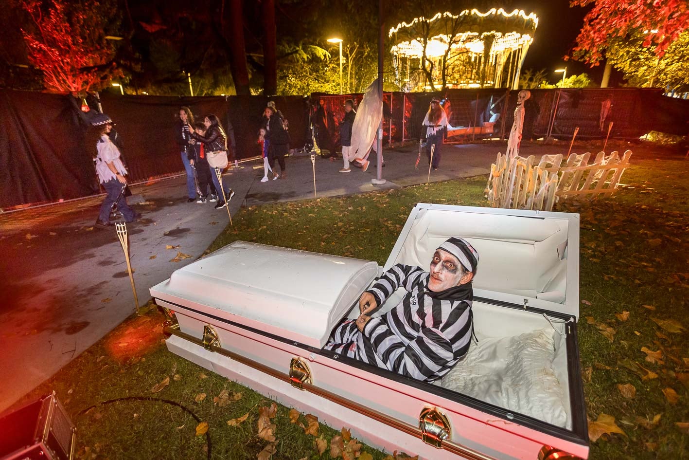 La diversión y la imaginación no tienen límites y hubo hasta ataúdes por las calles.