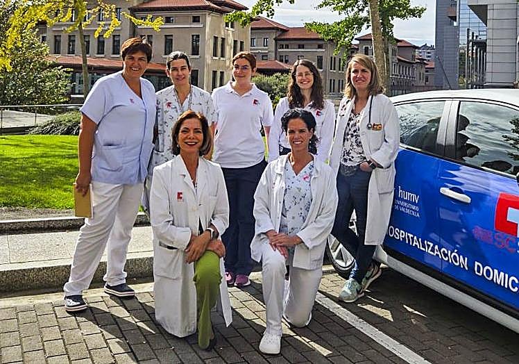 Desde la izquierda (de pie), las supervisoras María Sáez de Adana y María José Corral, la enfermera Ana Bartolomé y las pediatras Alejandra Coccolo y María Jesús Caldeiro. Abajo, la jefa de Pediatría de Valdecilla, María Jesús Cabero, y la subdirectora de Enfermería del hospital, Carolina Lechosa.