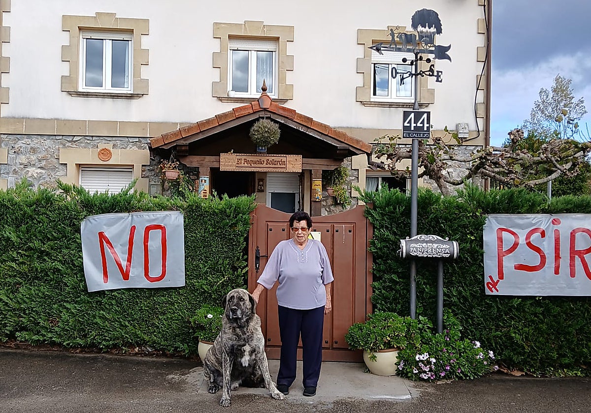 Una de las vecinas afectadas posa frente a su casa.