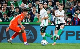 Íñigo Vicente da un pase en presencia de Canales.