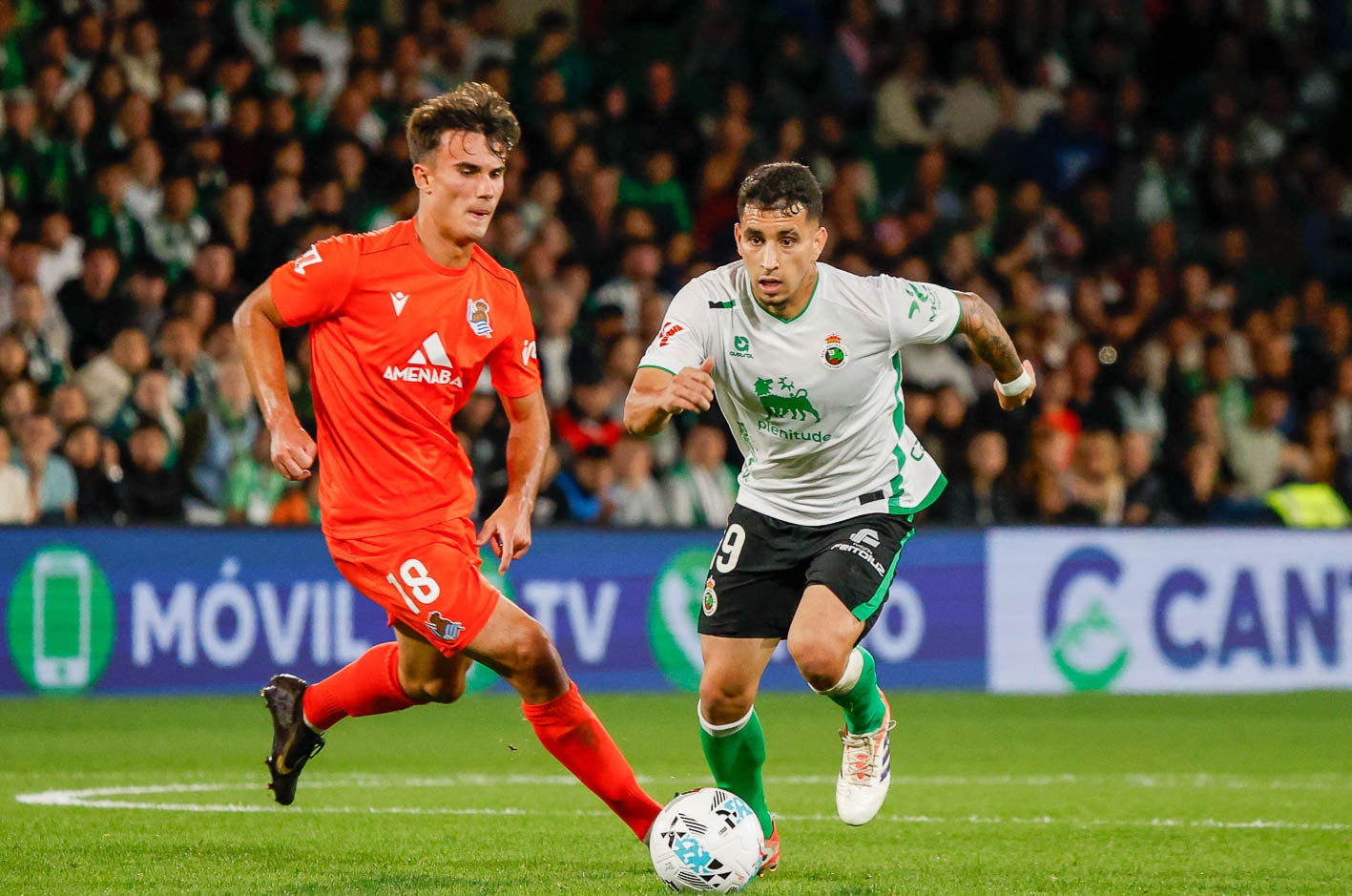 Gustavo Puerta intenta marcharse de un rival.