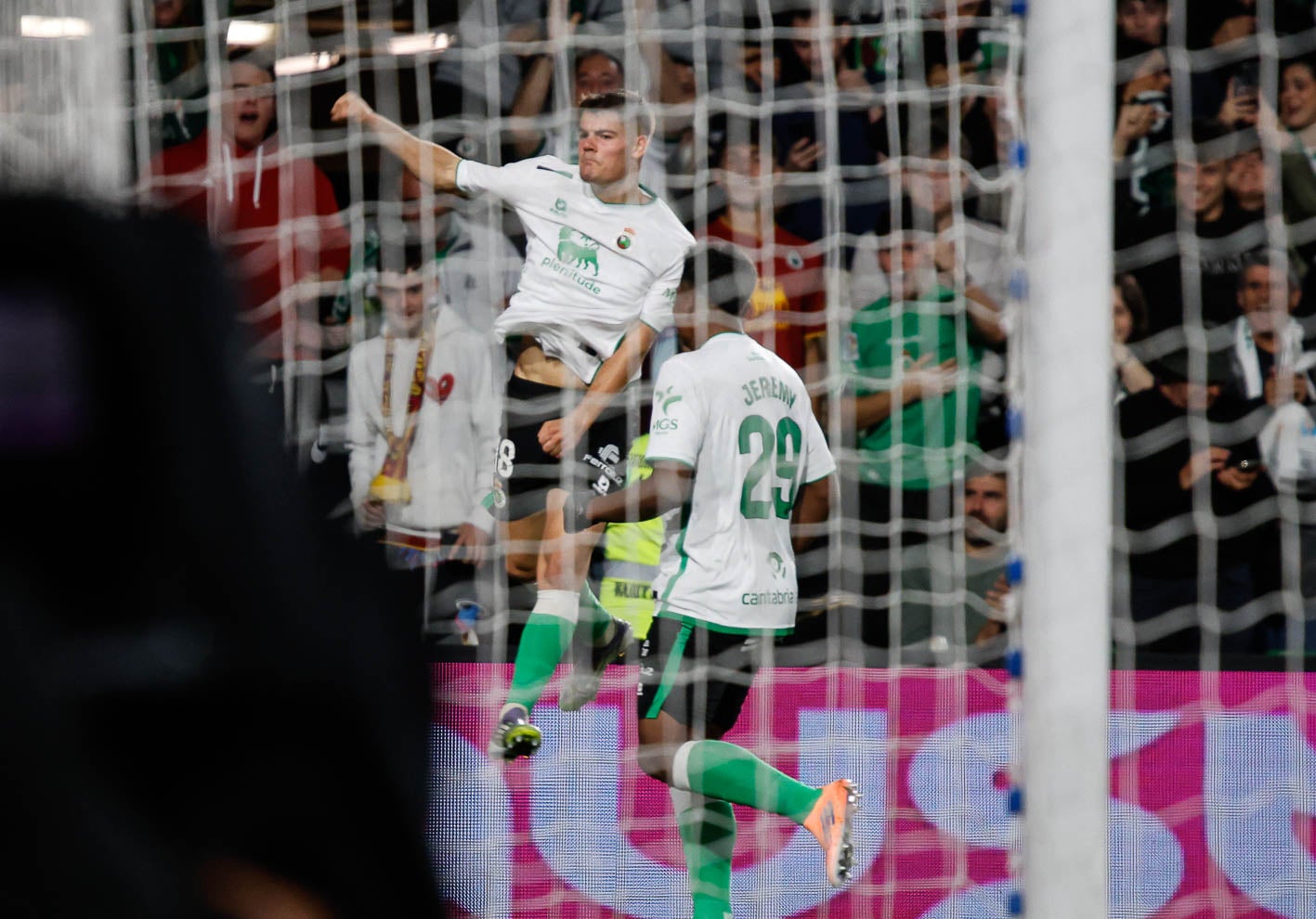 Peio Canales celebra junto a Jeremy el primer gol racinguista.