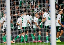 Los jugadores del Racing tras celebrar el tanto de Peio Canales