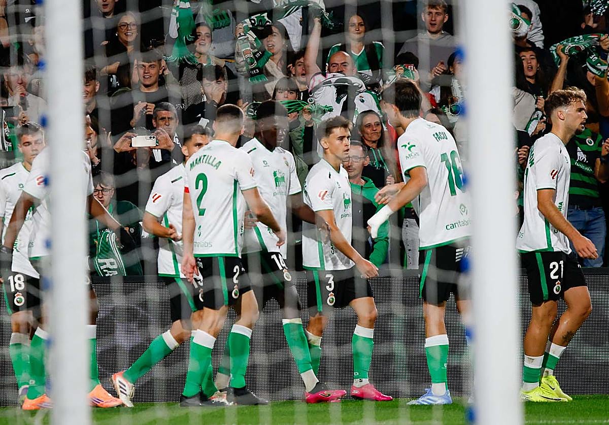 Los jugadores del Racing tras celebrar el tanto de Peio Canales