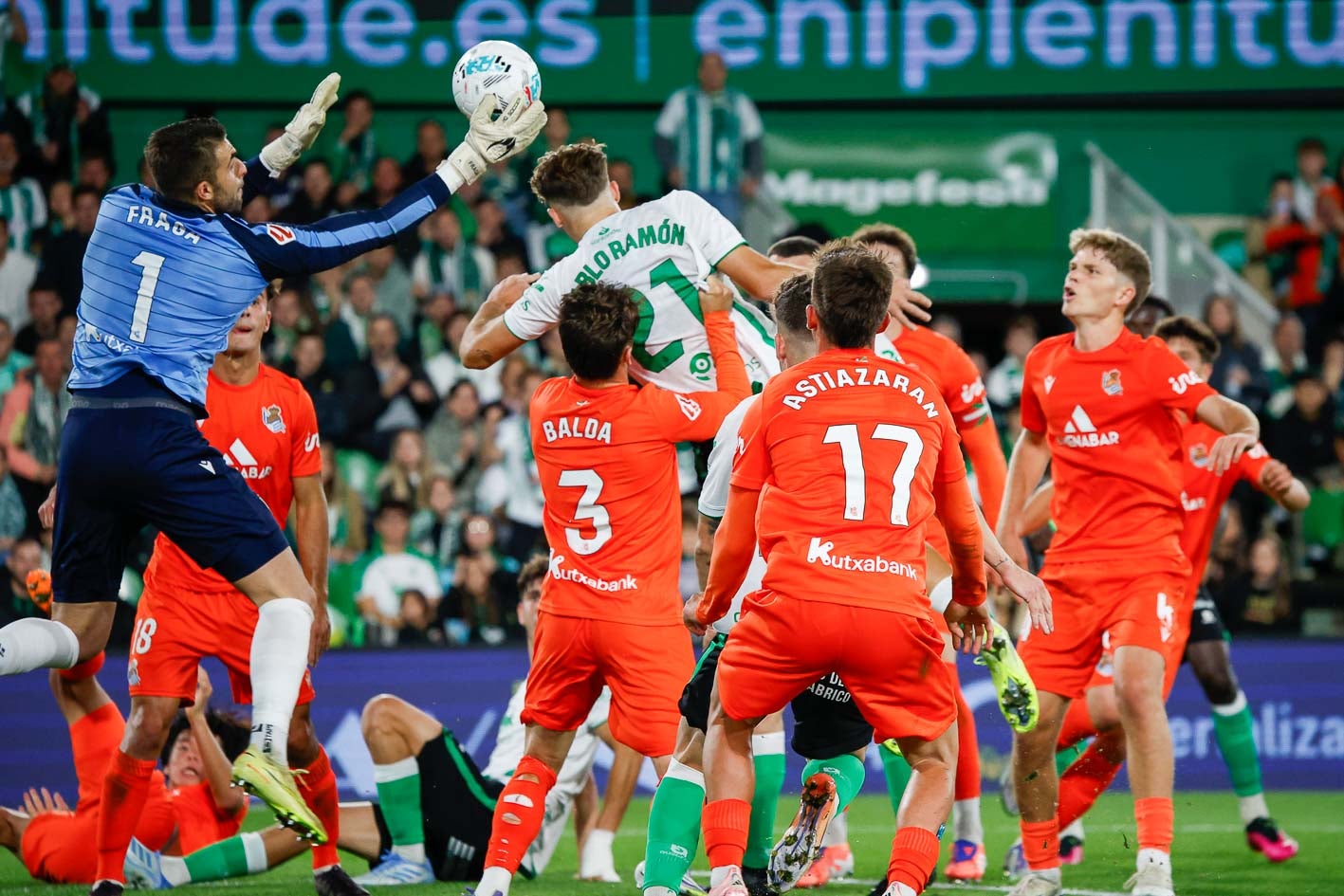 Pablo Ramón intenta cabecear entre la zaga donostiarra.