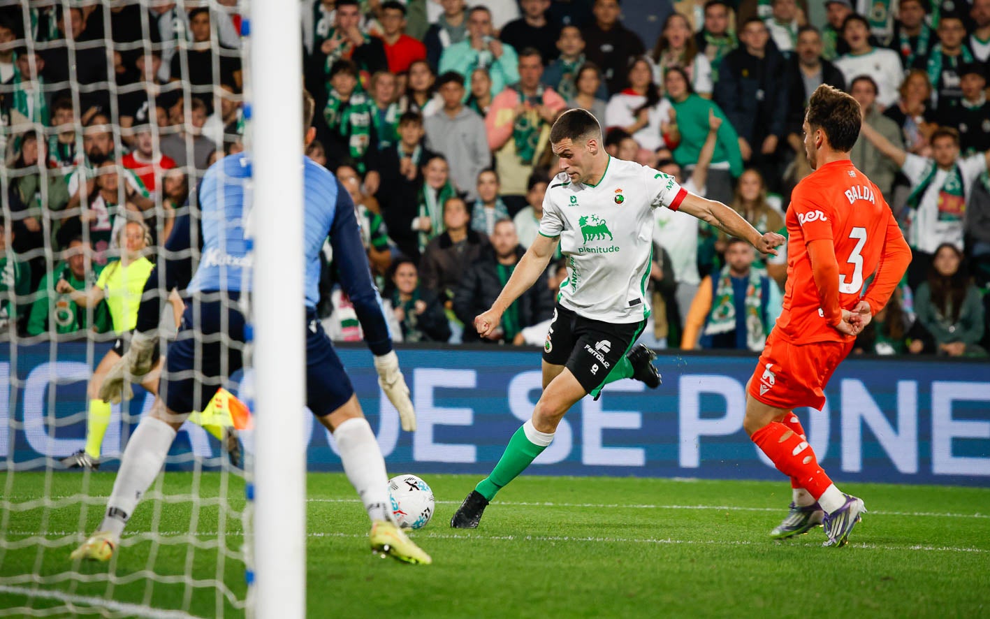 Mantilla se dispone a disparar a la portería txuri urdin.