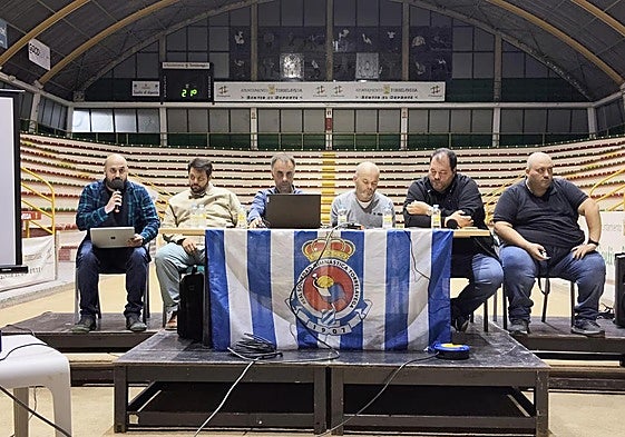 La directiva de la Gimnástica, junto a Jonathan Yagüe (segundo por la izquierda), director ejecutivo de Pastalcom.
