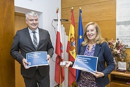 Luis Ángel Agüeros junto a la presidenta del Parlamento