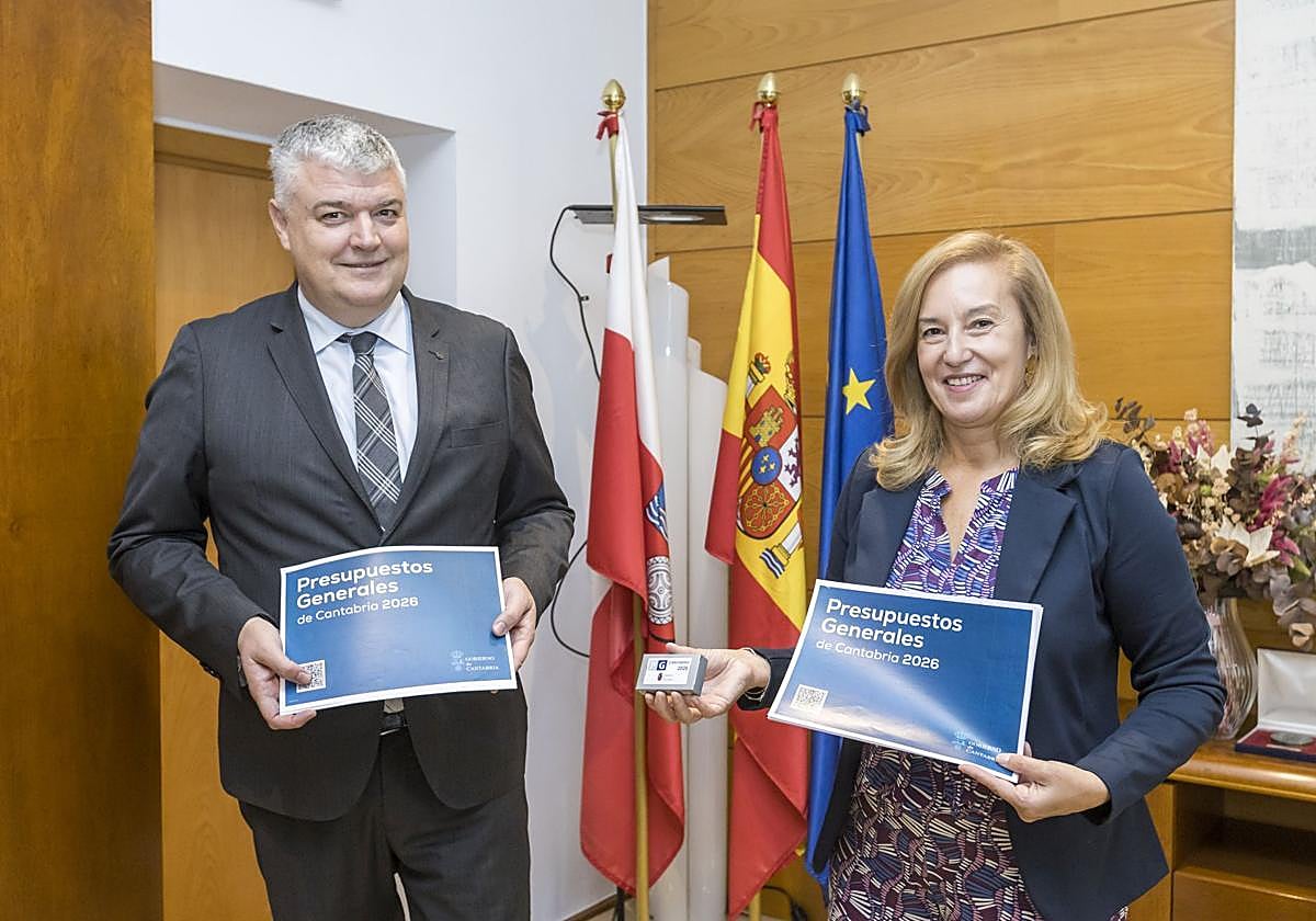 Luis Ángel Agüeros junto a la presidenta del Parlamento