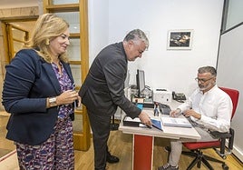 El consejero de Economía, Luis Ángel Agüeros, junto a la presidenta del Parlamento, María José González Revuelta, registra las Cuentas.