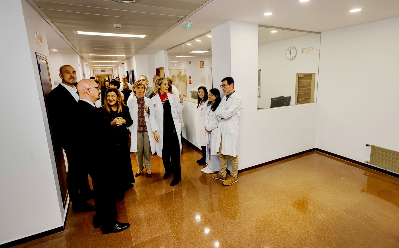 Autoridades, responsables del centro y trabajadores visitan las instalaciones, ubicadas en la segunda planta del centro hospitalario. 