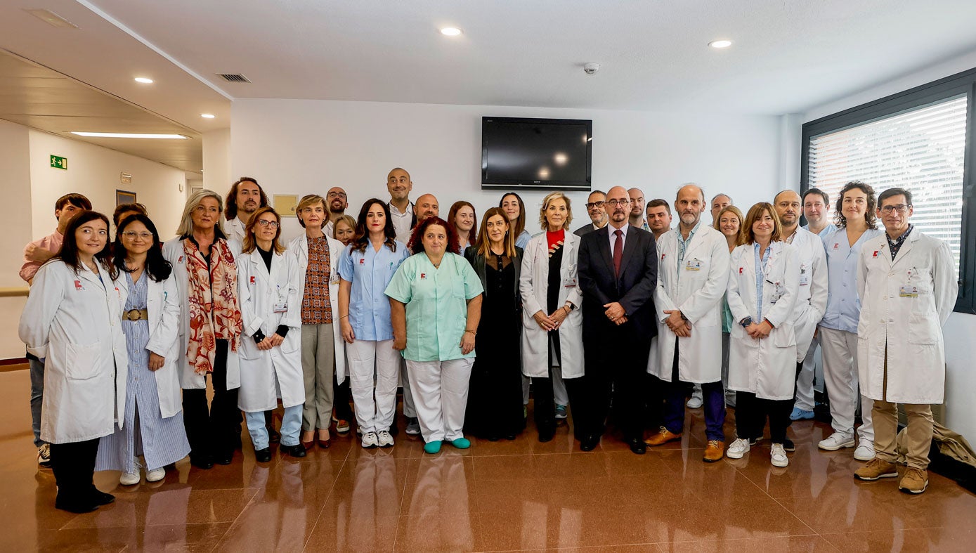 Autoridades, responsables del hospital y trabajadores posan en la nueva Unidad Psiquiátrica. 