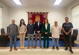 Emeterio Lombilla (tercero por la izquierda) junto al alcalde y concejales del gobierno de San Felices.