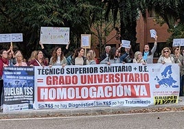 Concentración de los técnicos superiores sanitarios en el Hospital Sierrallana, durante este viernes.