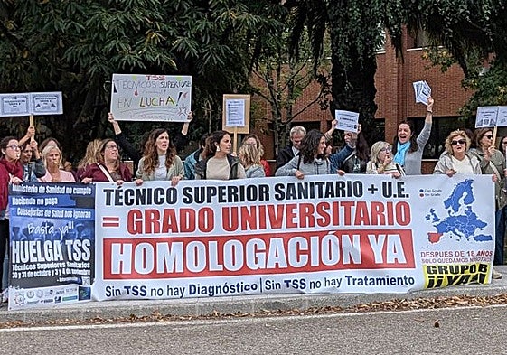 Concentración de los técnicos superiores sanitarios en el Hospital Sierrallana, durante este viernes.