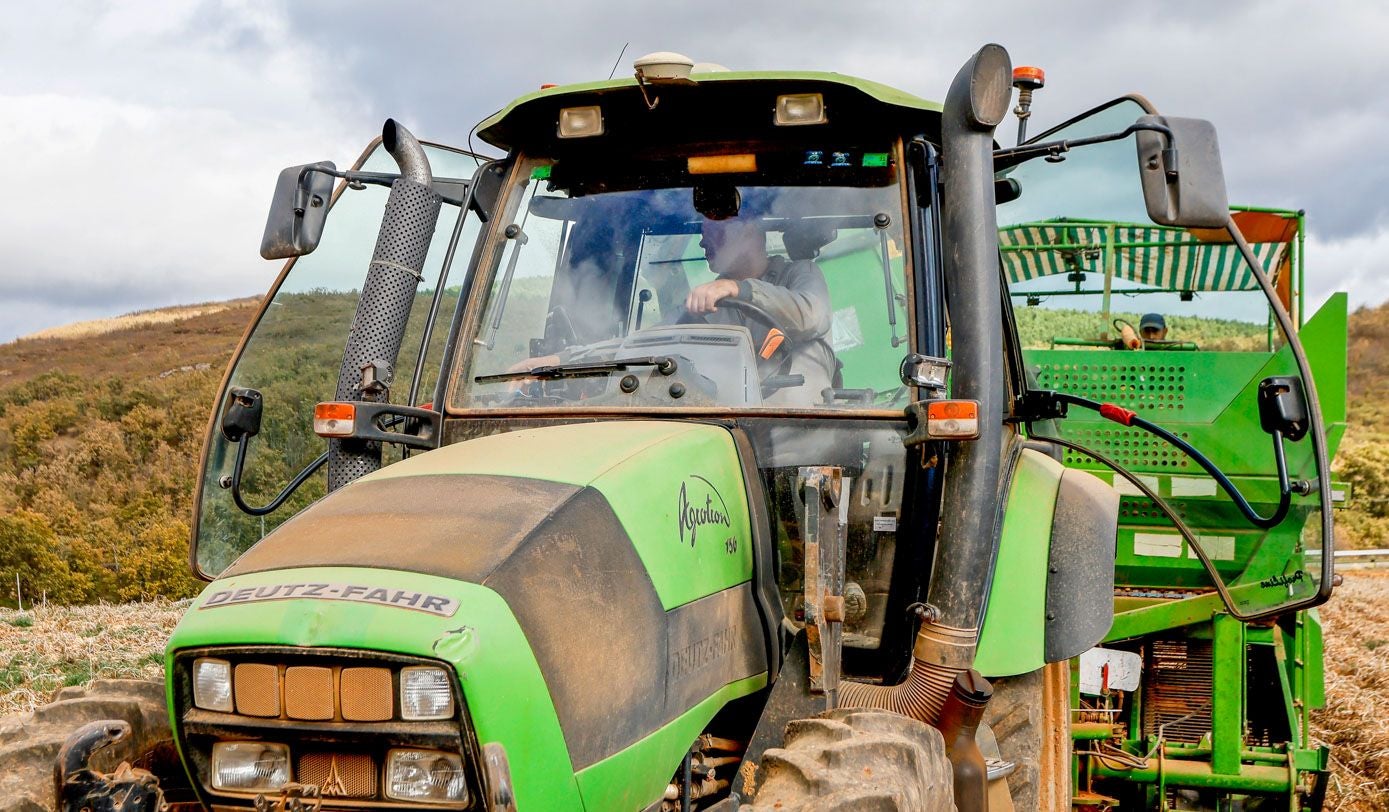 El agricultor Juan Bautista Ruiz conduciendo el tractor.