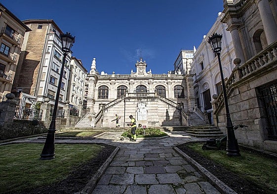 Fachada de la Bliblioteca de Menéndez Pelayo. En la primavera de 2023, la empresa encargada de las obras de reforma retiró los andamios.