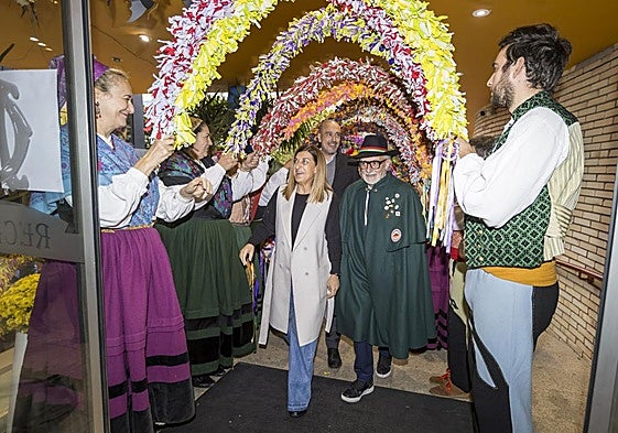 María José Sáenz de Buruaga, Alfonso Fraile (presidente de la Cofradía) y Javier López Estrada, recibidos por la Agrupación de Danzas de Tanos en el Círculo de Recreo, este sábado, en Torrelavega.