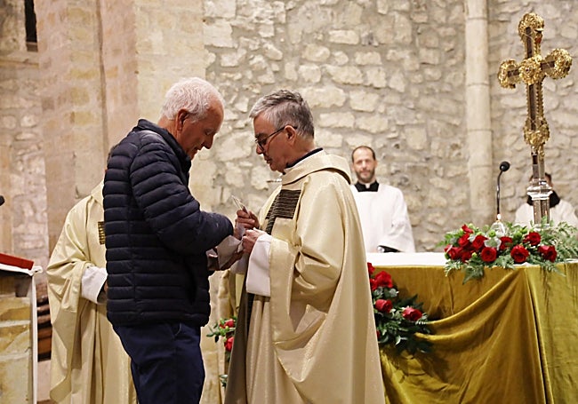 José Redondo, presidente de la Cofradía de la santísima Cruz, entrega el carnet y la insignia a Juan Manuel Núñez
