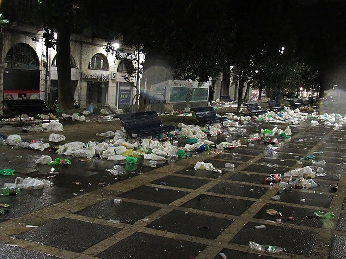 Imagen de la basura acumulada en la plaza de la capital cántabra.