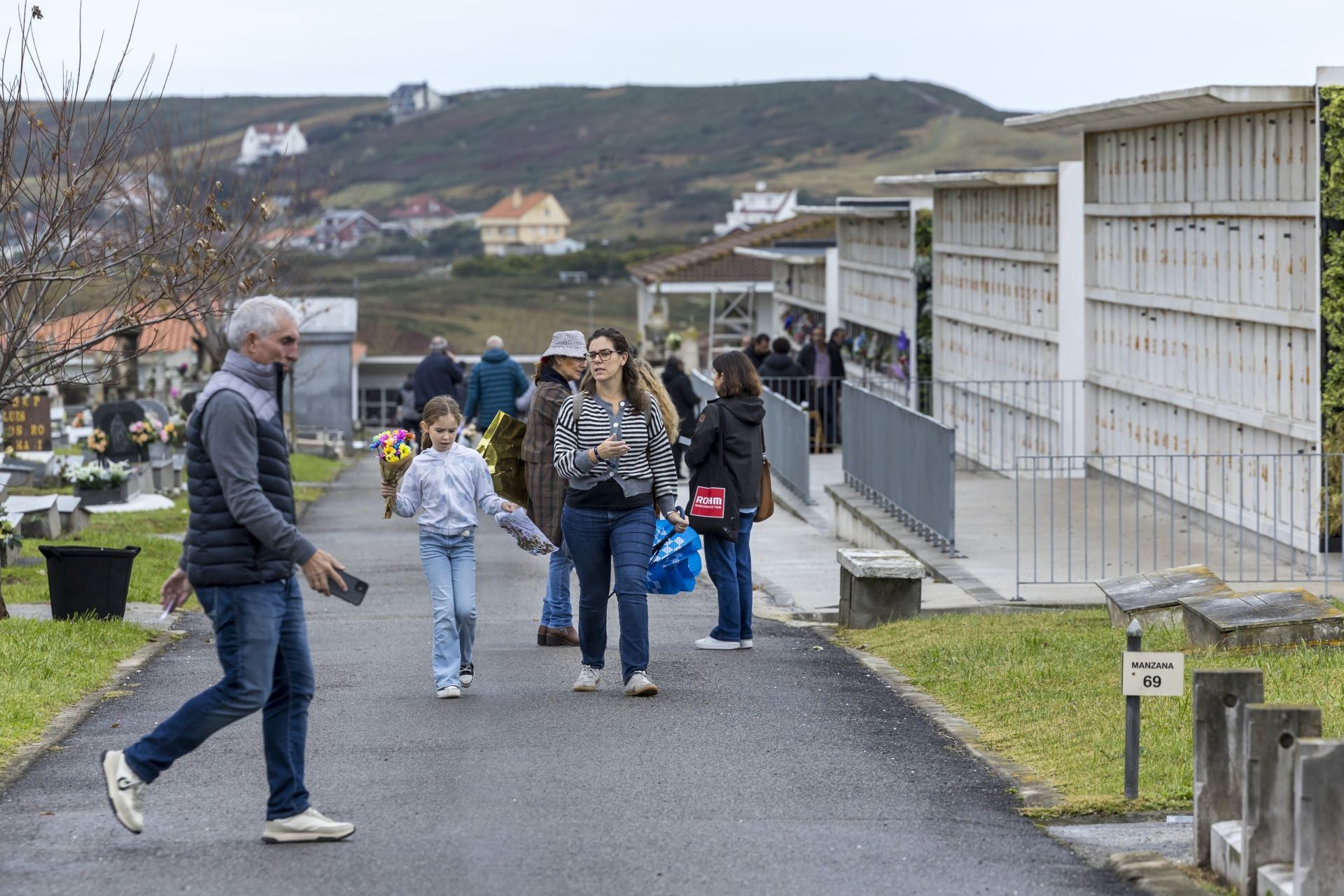 Como cada fecha de Todos los Santos, muchas personas se acercaron a los cementerios.