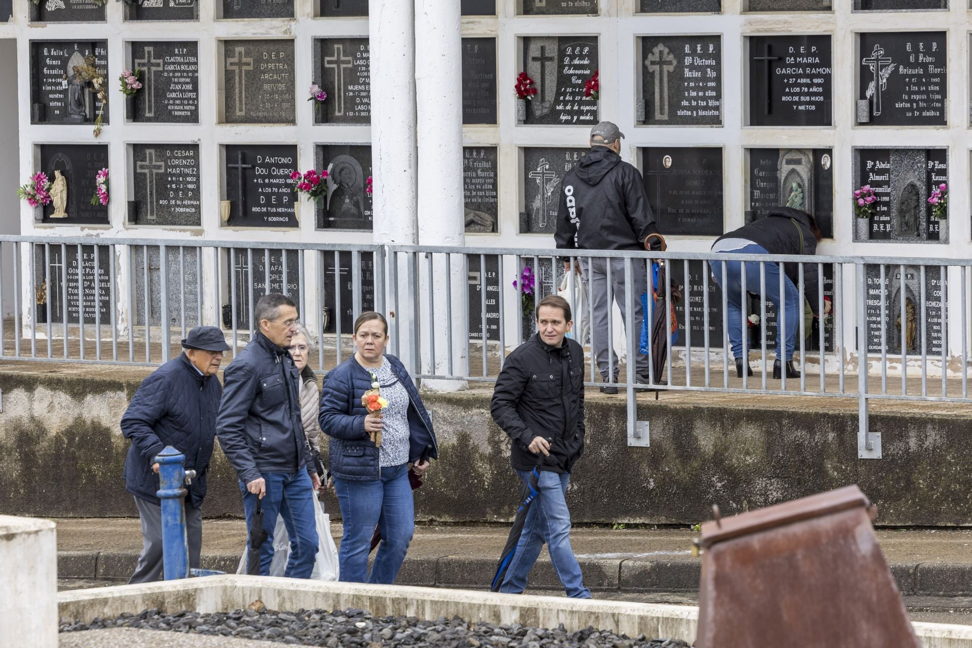 Las familias se juntan para la visita. 