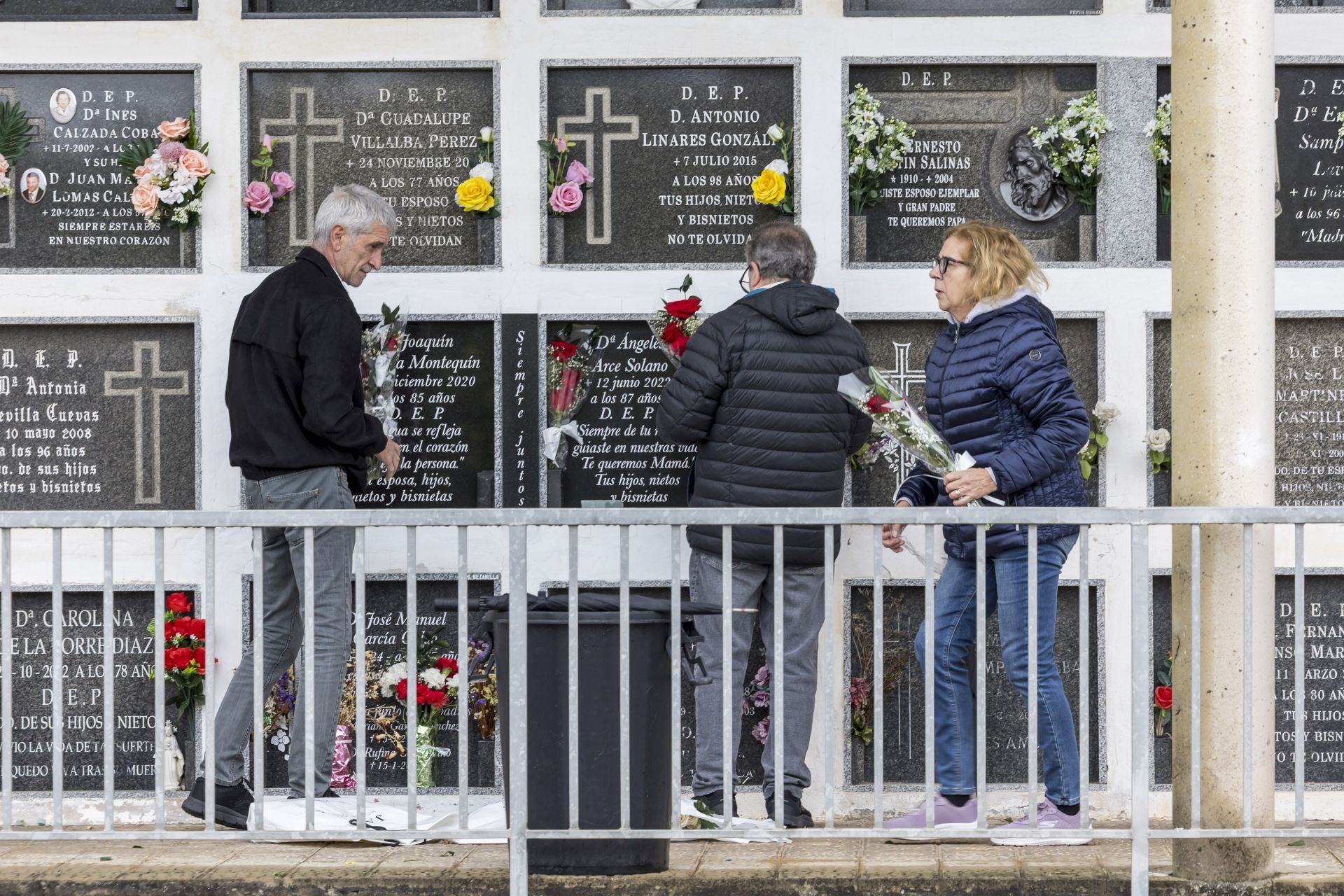 Renovar flores y limpiar los nichos, tradición de este día. 