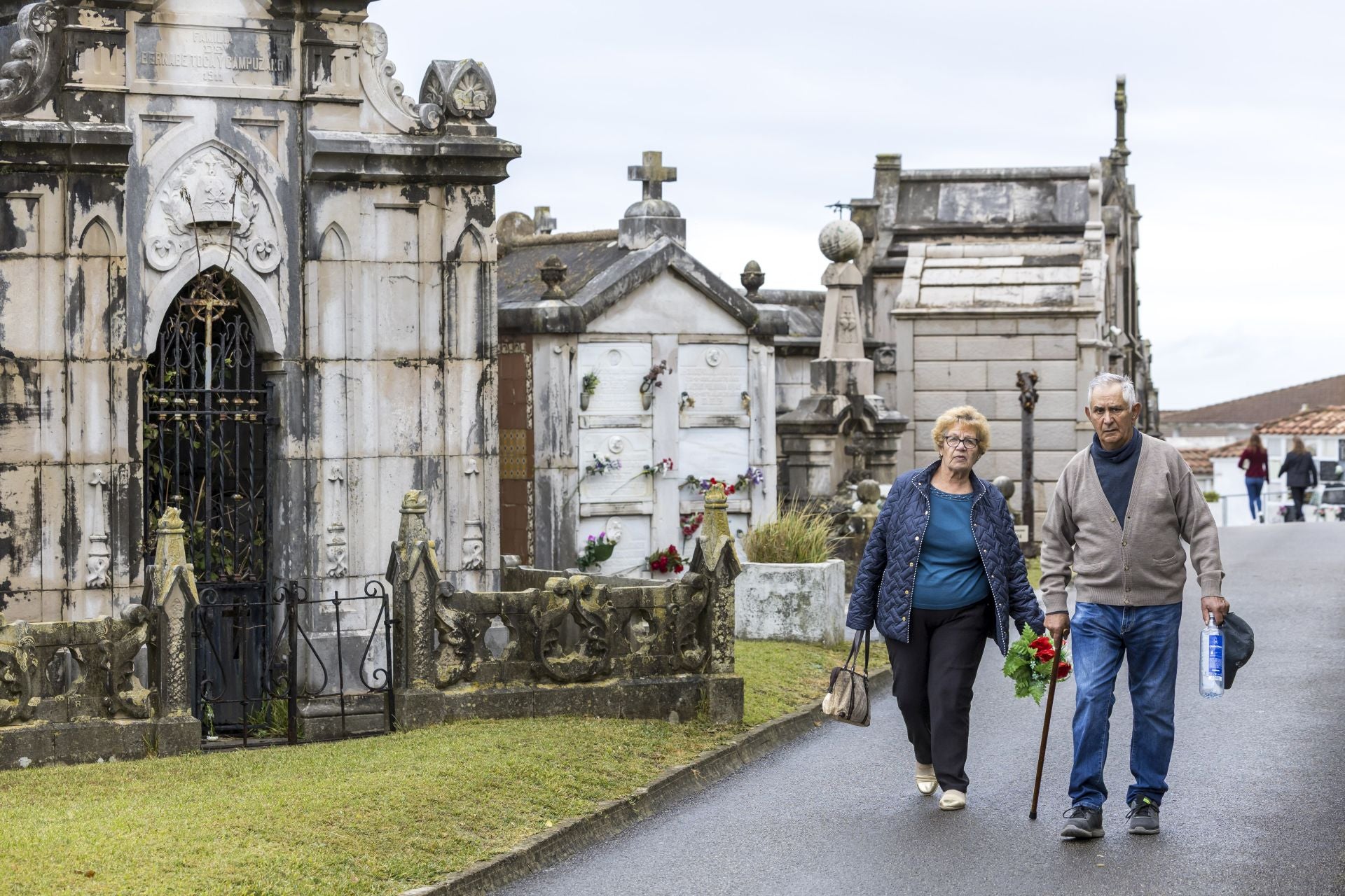 El recorrido entre panteones del camposanto santanderino. 