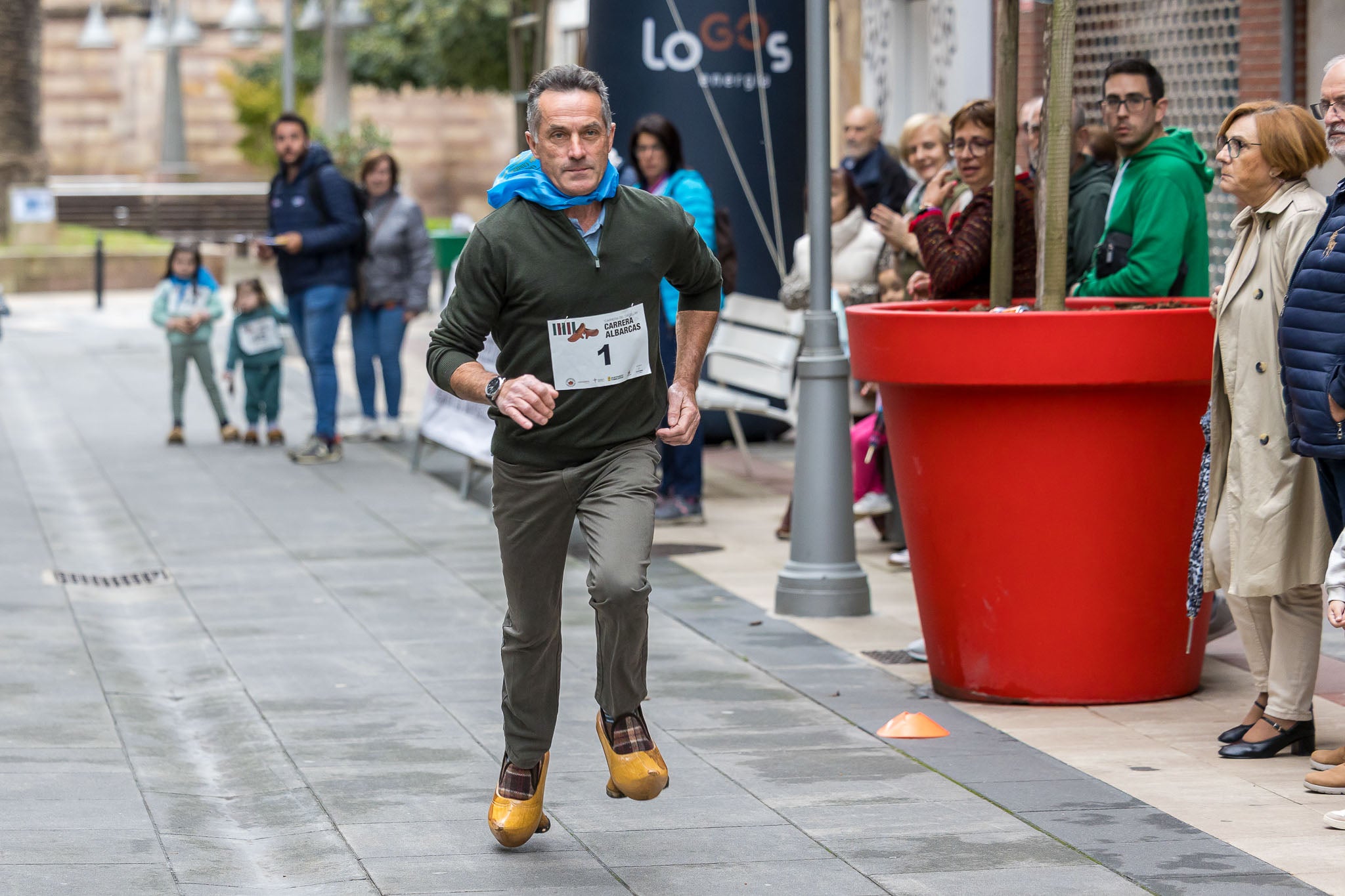Manuel Antonio Fernández fue uno de los diez participantes que se calzó las albarcas este sábado en Torrelavega. 