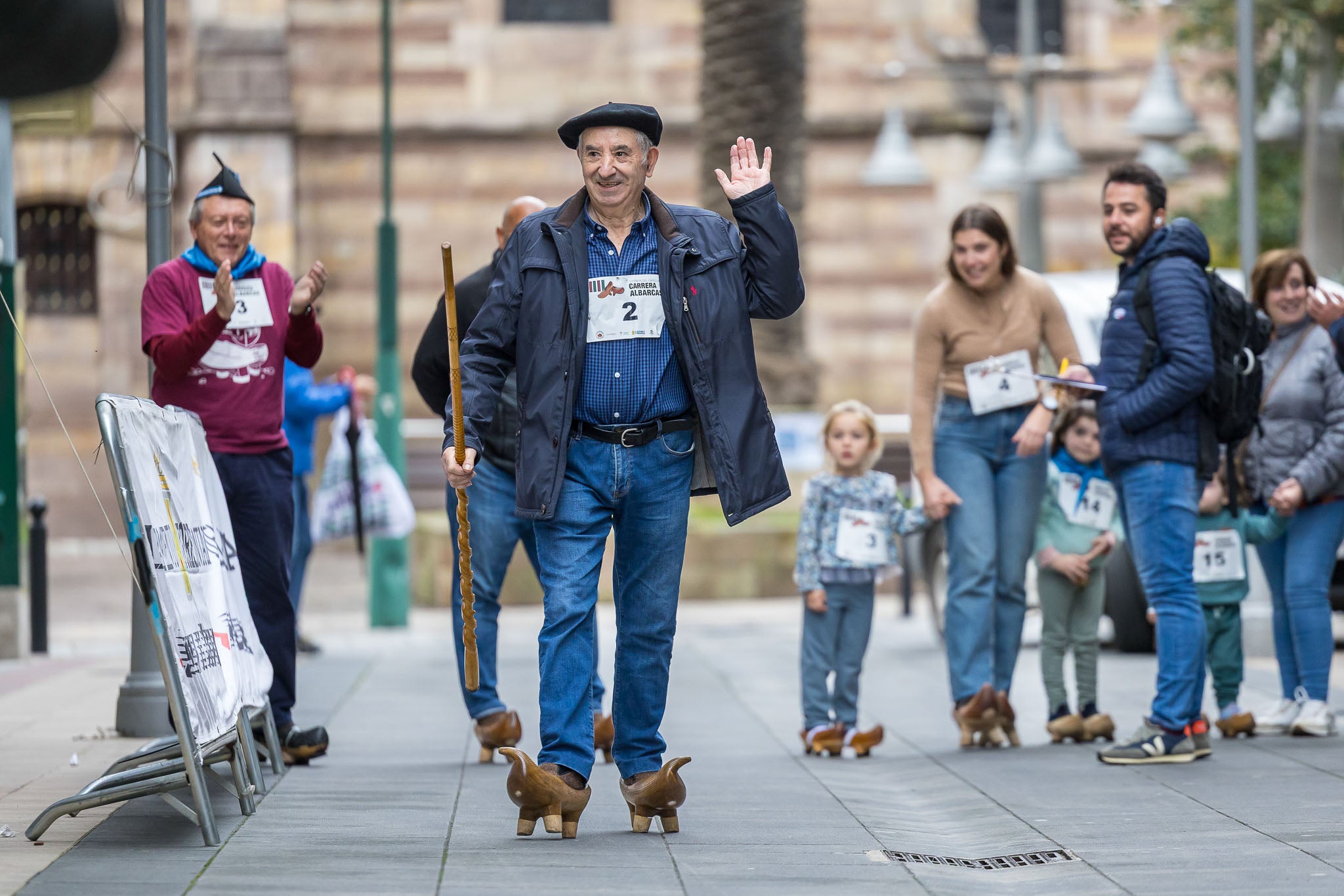 Uno de los participantes en la llamada 'Carrera del Capellán' saluda al público en la salida. 