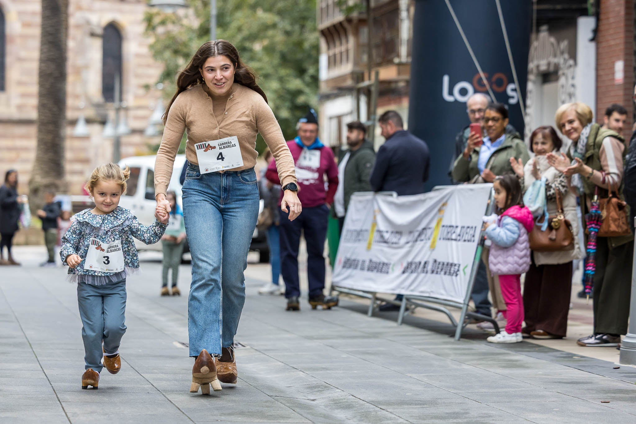 Con solo tres años, Marcela Trugeda Zunzunegui, también se calzó las albarcas y participó en la prueba junto a su tía, Carmen Zunzunegui.