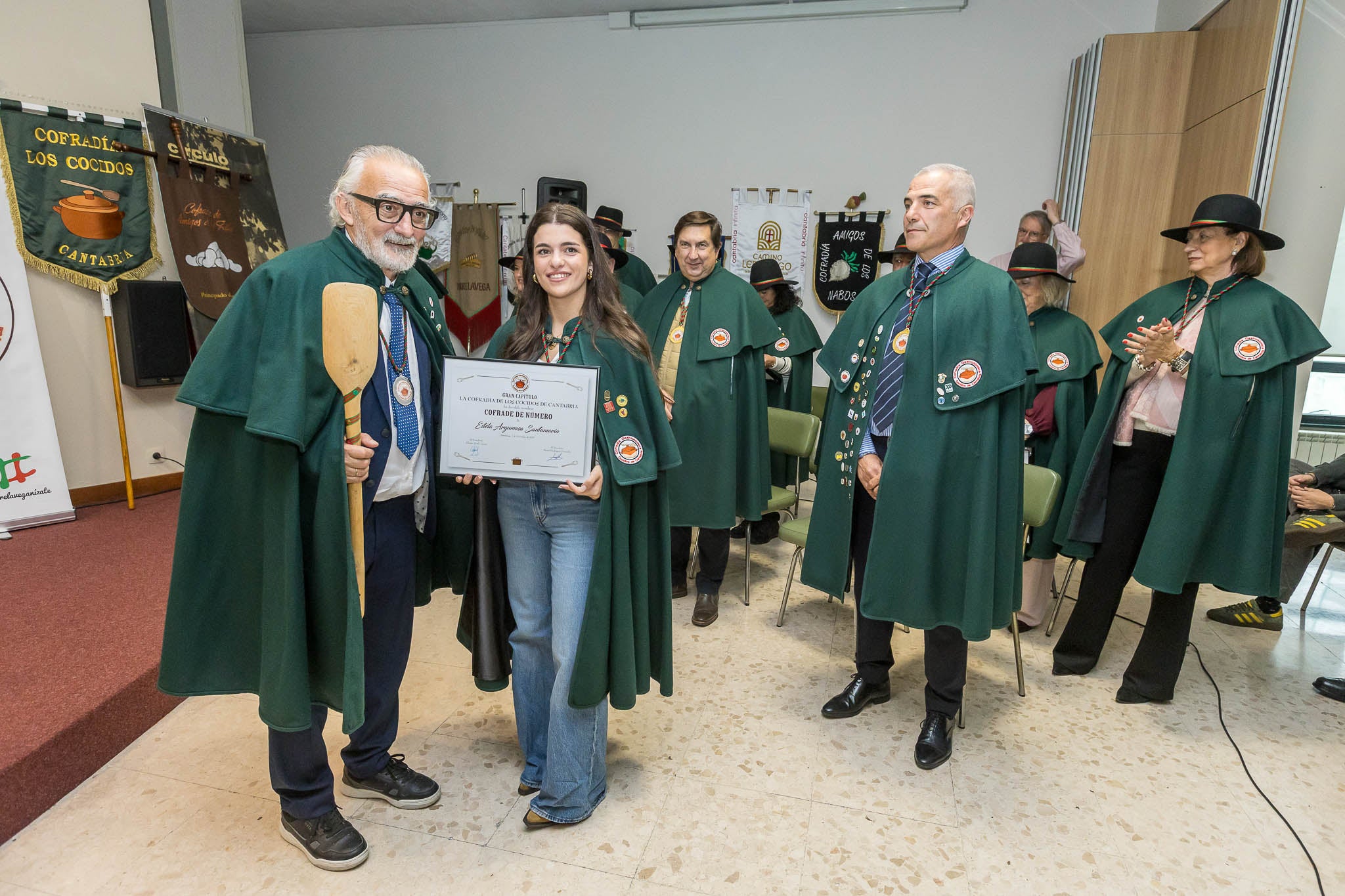 Alfonso Fraile, presidente de la Cofradía de los Cocidos de Cantabria, junto a Estela Argumosa, nueva cofrade de número de la entidad. 