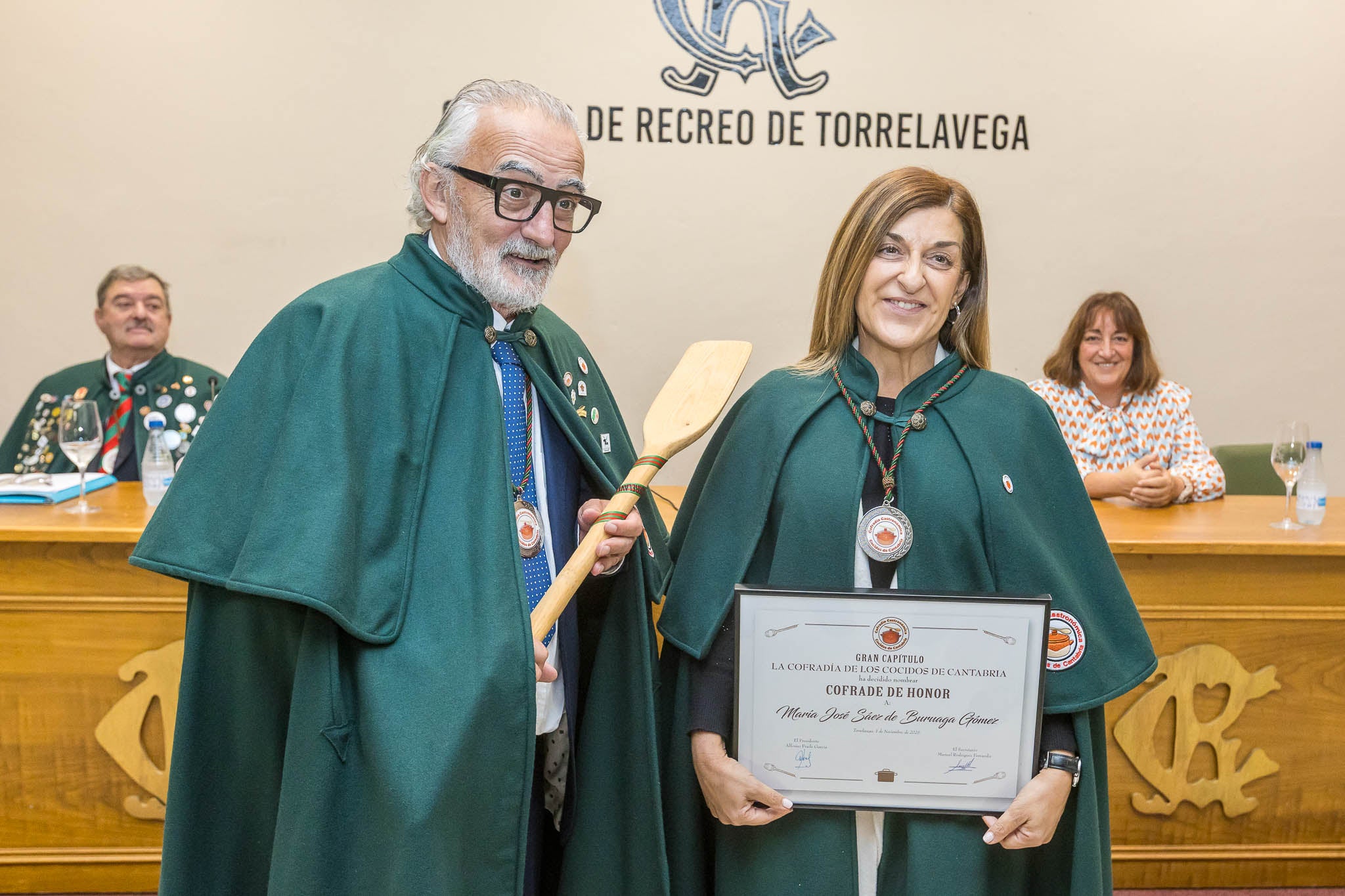 María José Sáenz de Buruaga recibe su diploma como nueva cofrade de honor de la Cofradía de los Cocidos, junto a su presidente, Alfonso Fraile. 
