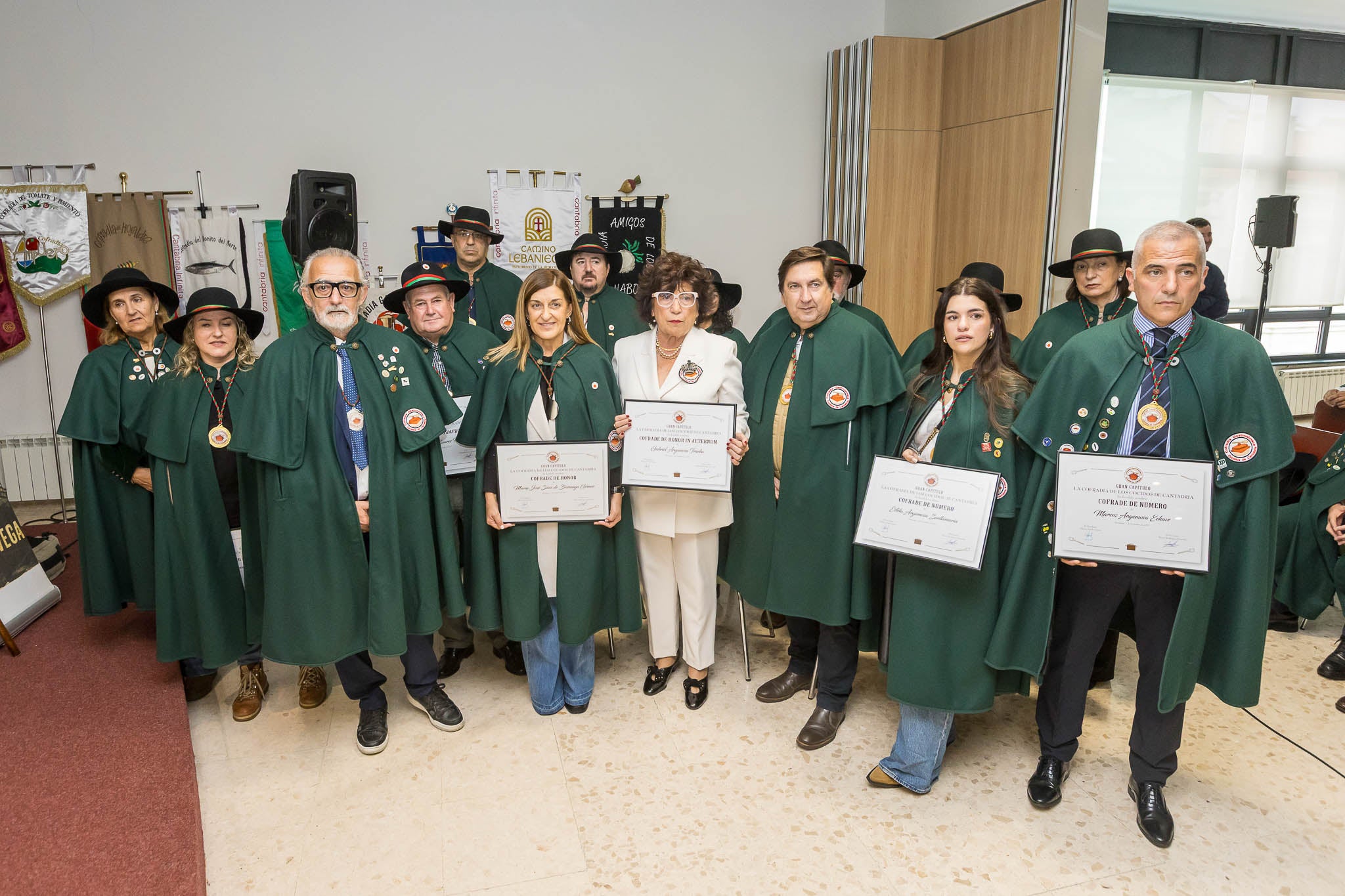 Foto de familia de los nuevos cofrades de la familia de los cocidos, este sábado, en el acto del Gran Capítulo celebrado en el Círculo de Recreo.