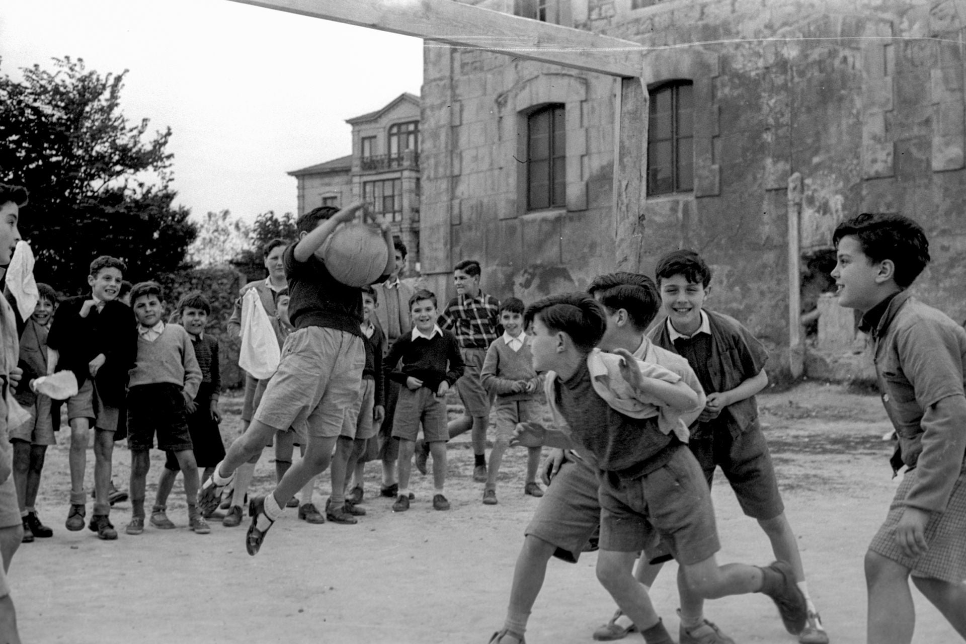 Salesianos, niños jugando al balón. Septiembre de 1953.