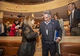 Saludo entre María José Sáenz de Buruaga y Miguel Ángel Revilla en el pleno de presupuestos del pasado año.