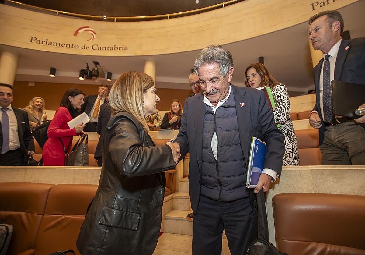 Saludo entre María José Sáenz de Buruaga y Miguel Ángel Revilla en el pleno de presupuestos del pasado año.