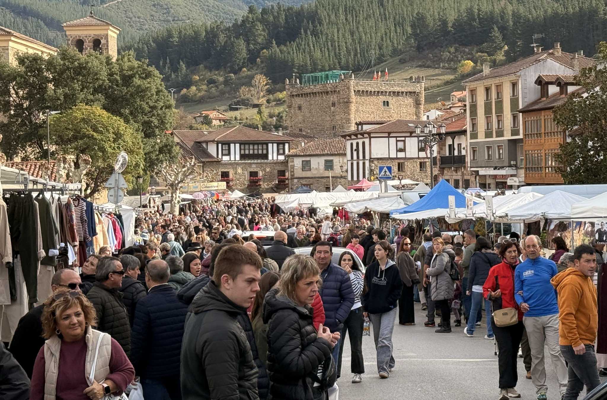 Numeroso público se acercó este domingo a la feria en Potes.