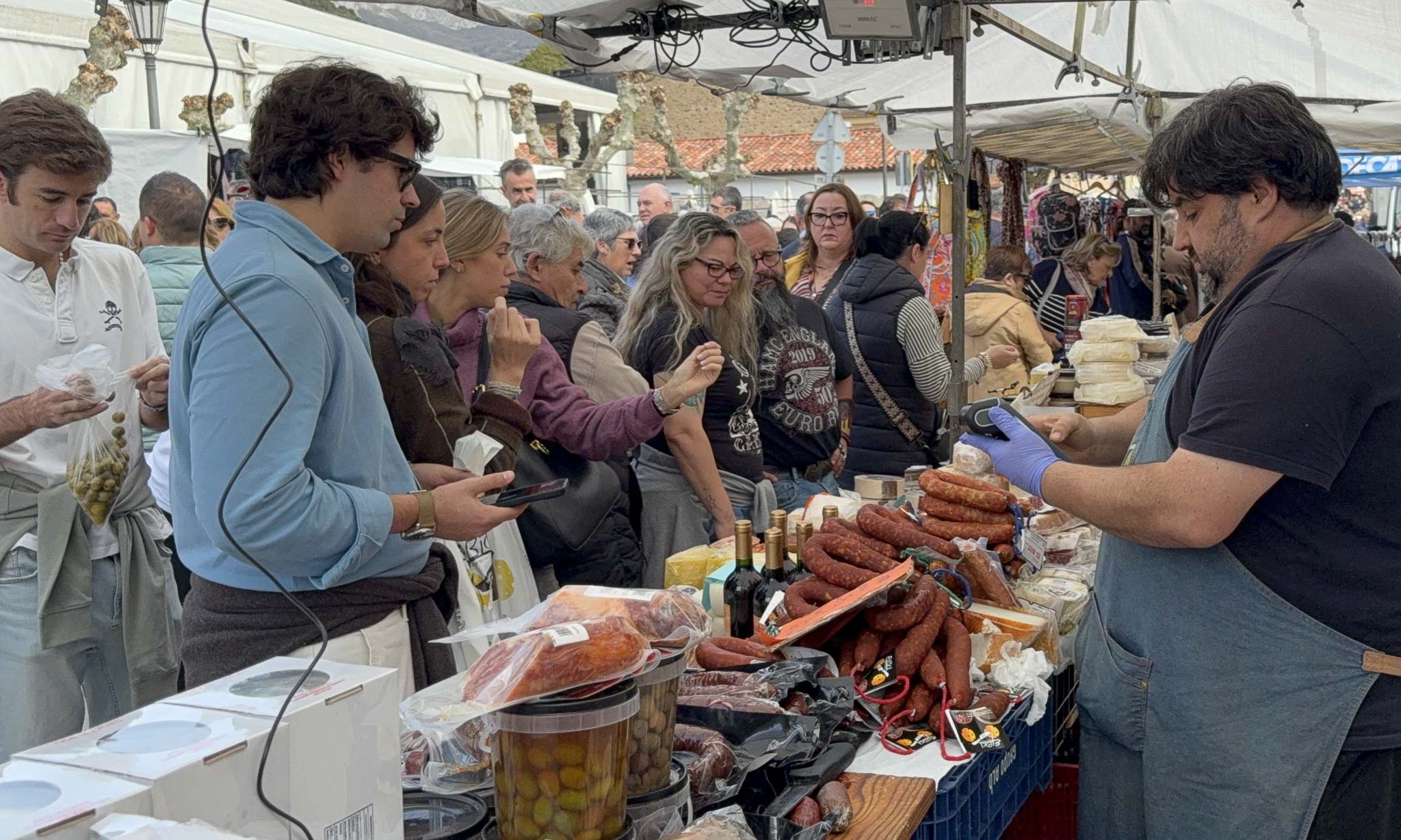 Los puestos de embutidos fueron muy demandados.